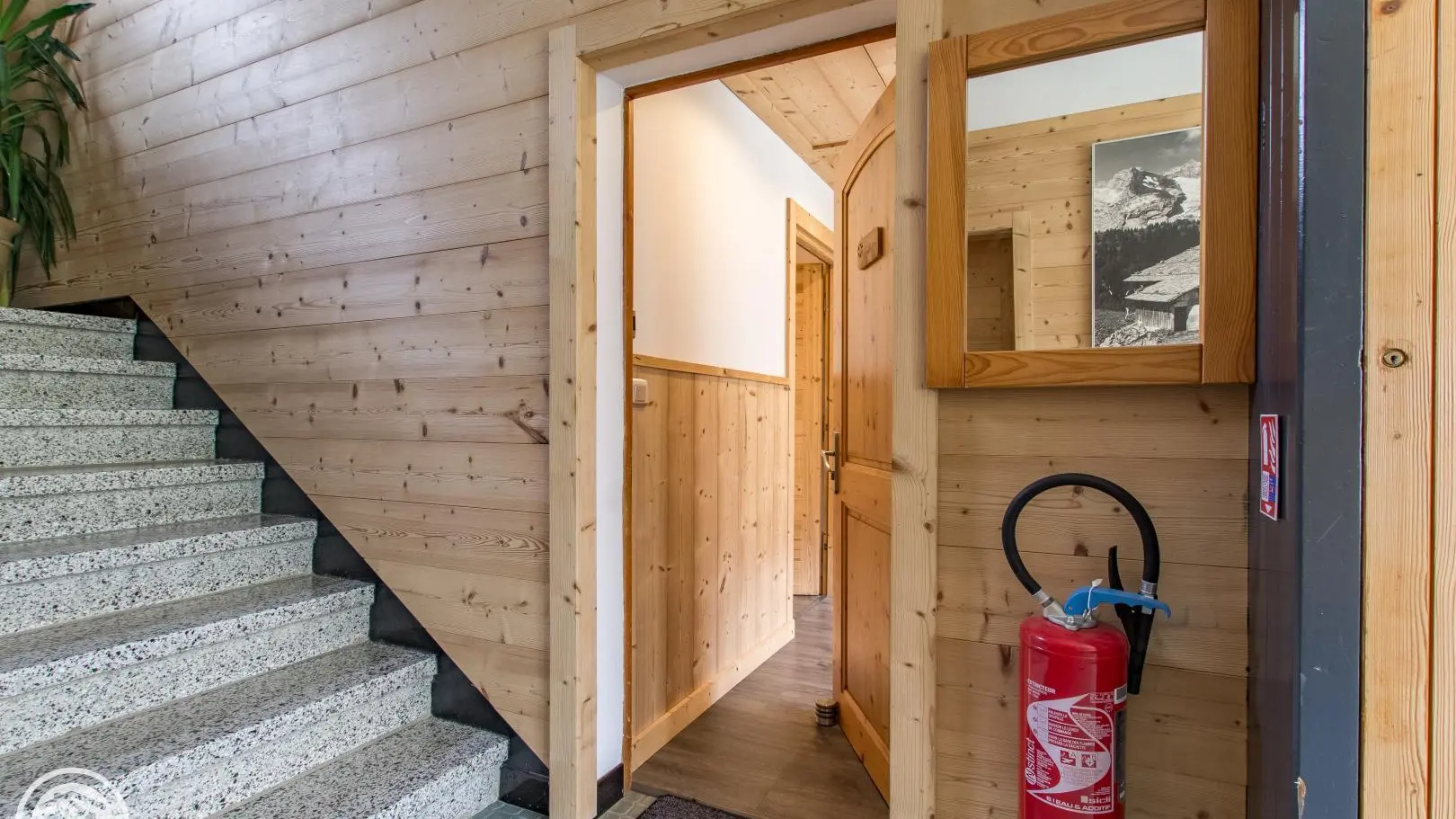 Entrée du studio Myrtilles depuis le hall de la résidence