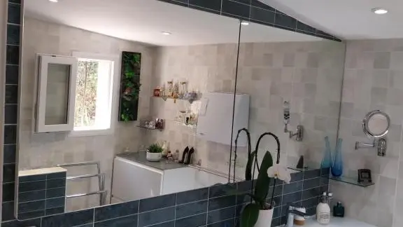 Salle de bain double vasques et douche à l'italienne