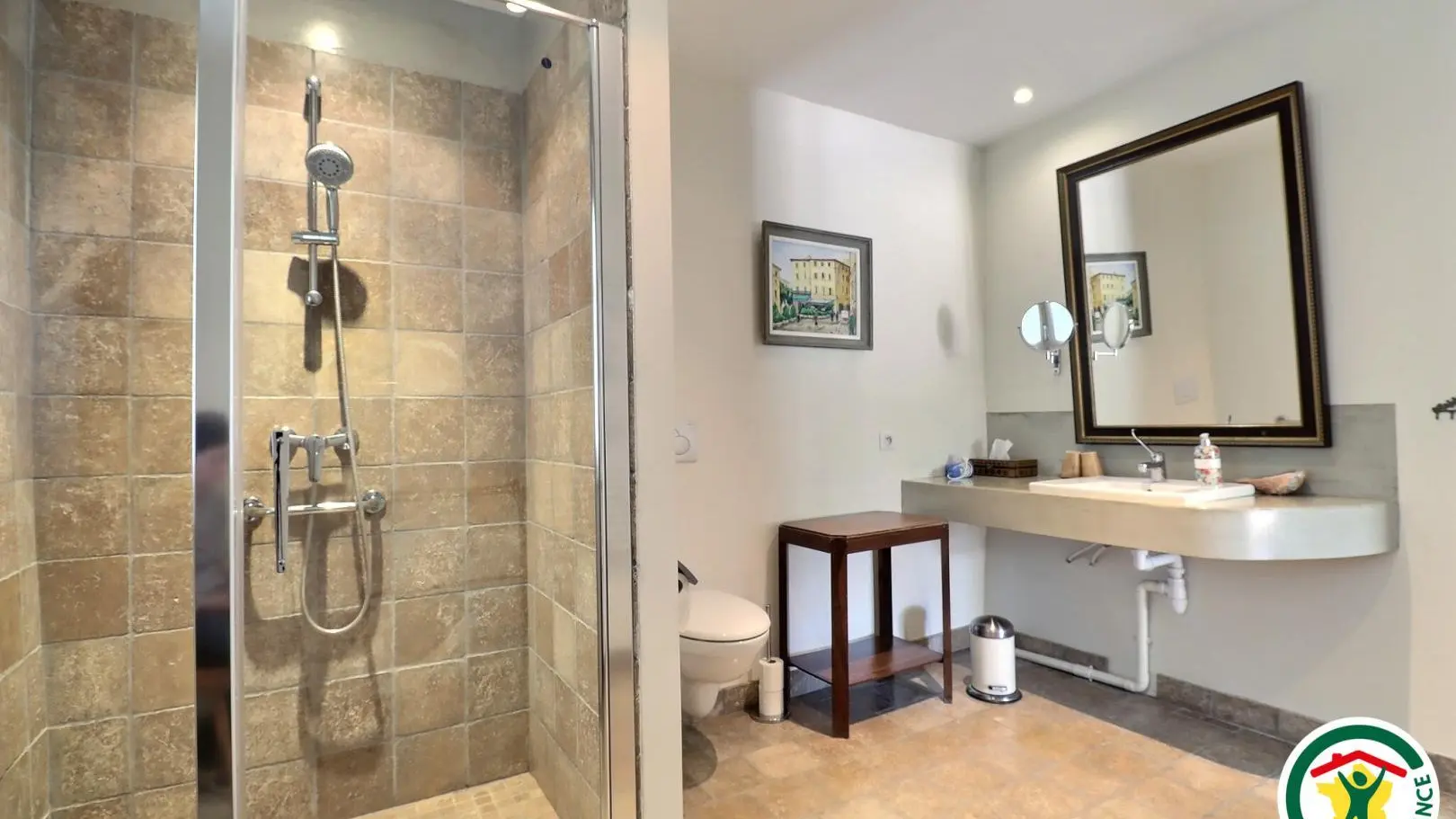 Salle d'eau adaptée PMR avec douche italienne, wc avec barre d'appui, lavabo