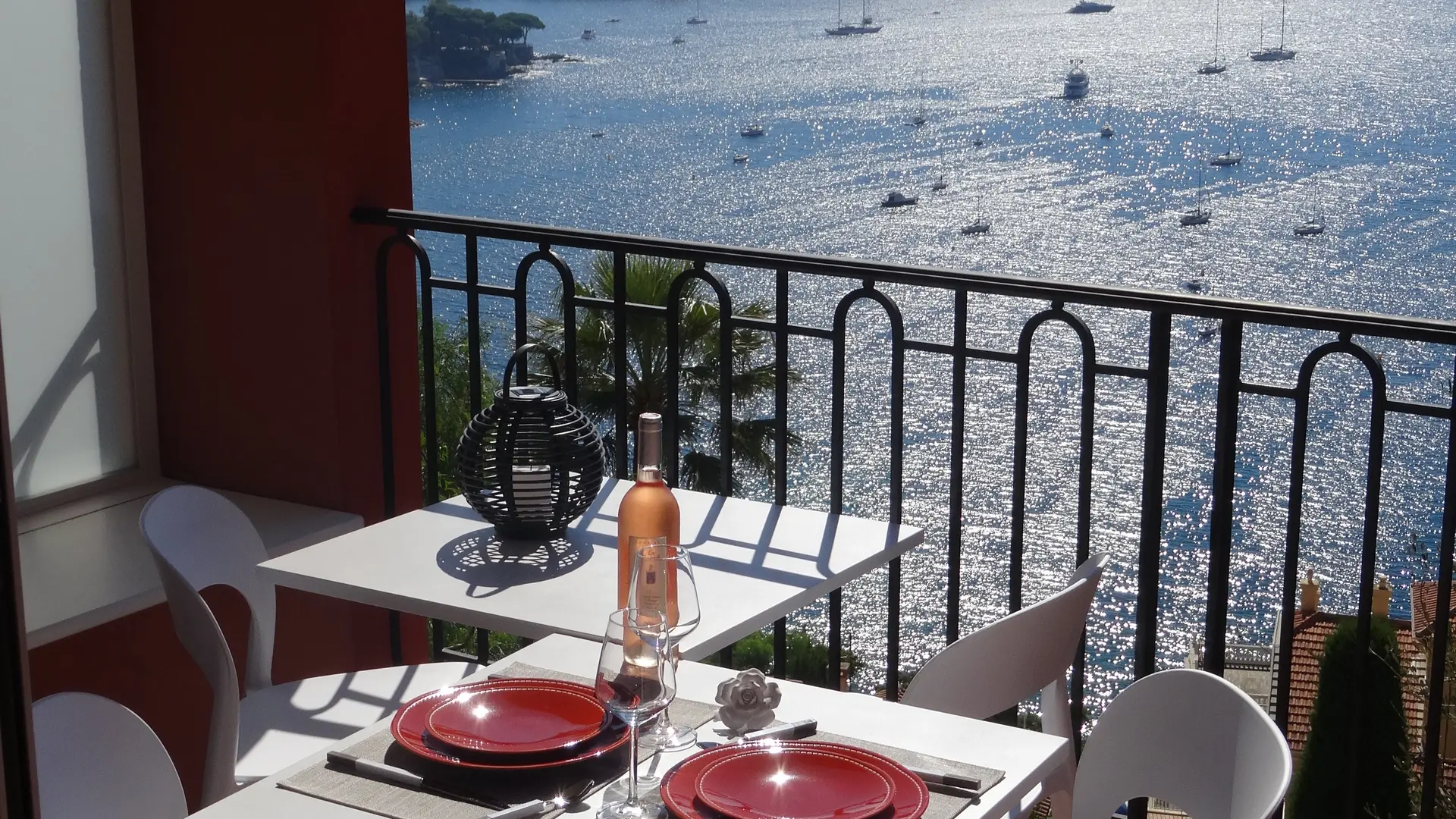 Balcon-terrasse avec vue sur la baie de Vilefranche