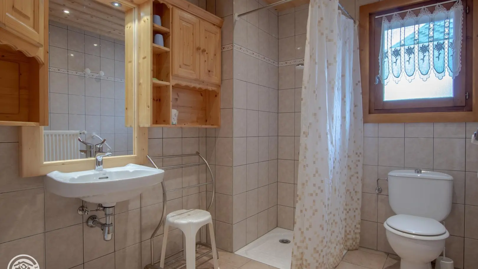 Salle d'eau de la chambre 11, équipée.