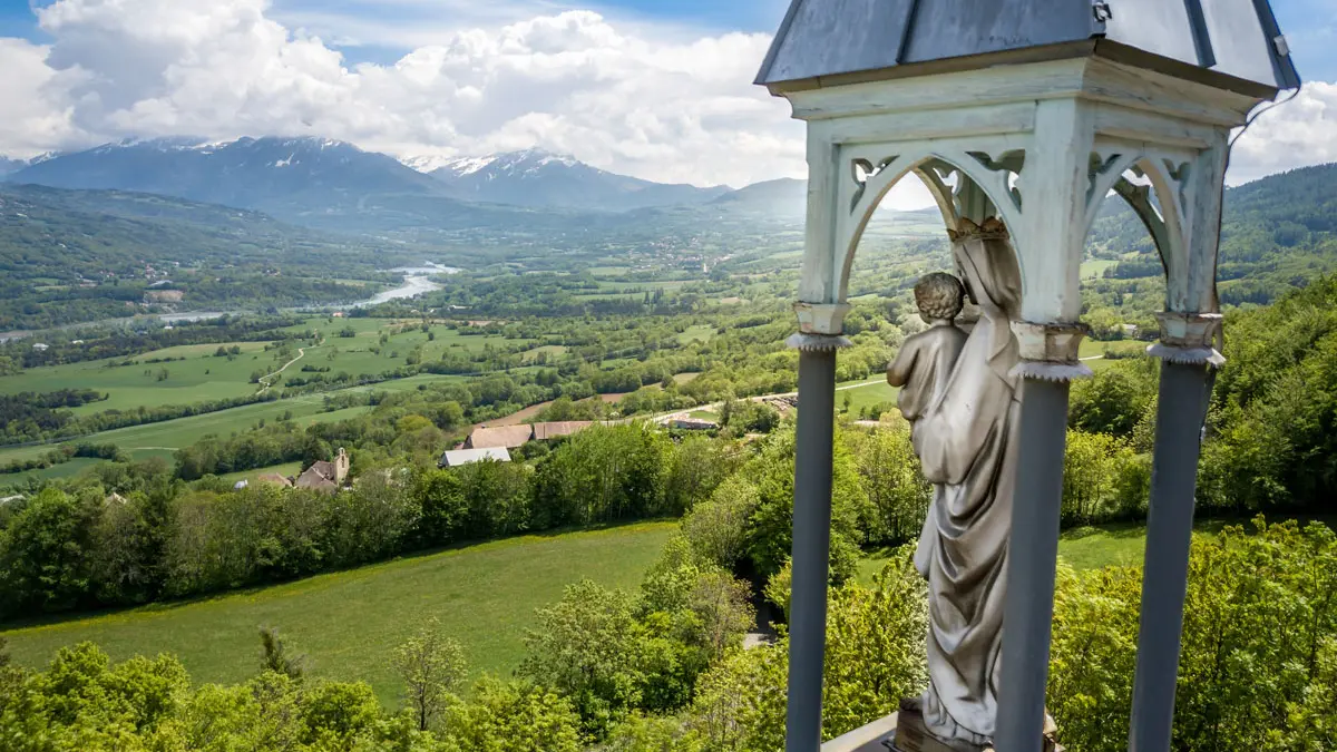 Pique-nique et panorama sur la vallée du Champsaur. Site de Notre-Dame de Bois vert