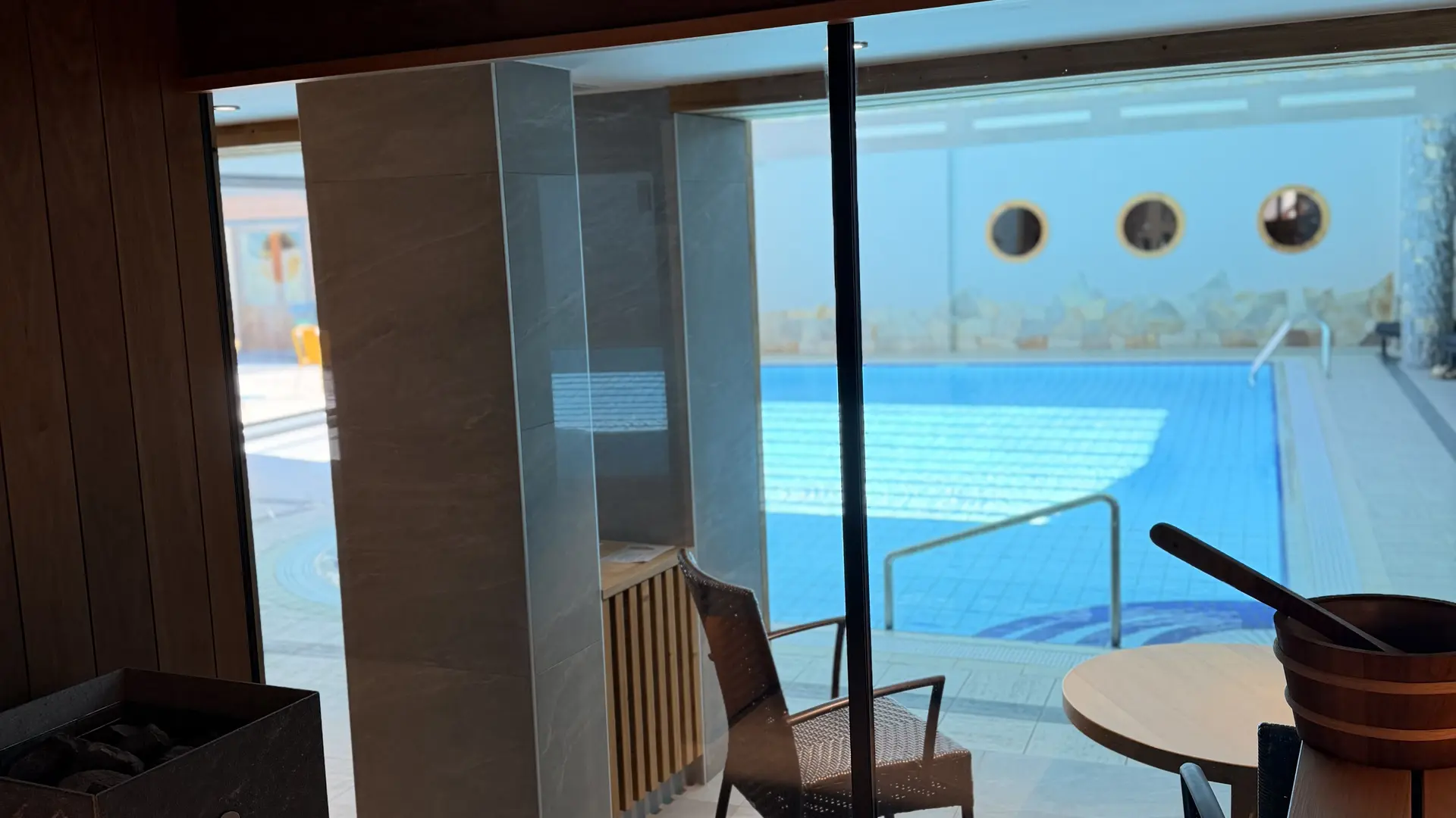 Zwembad- en spa-gedeelte van Hotel l'Ensoleillé