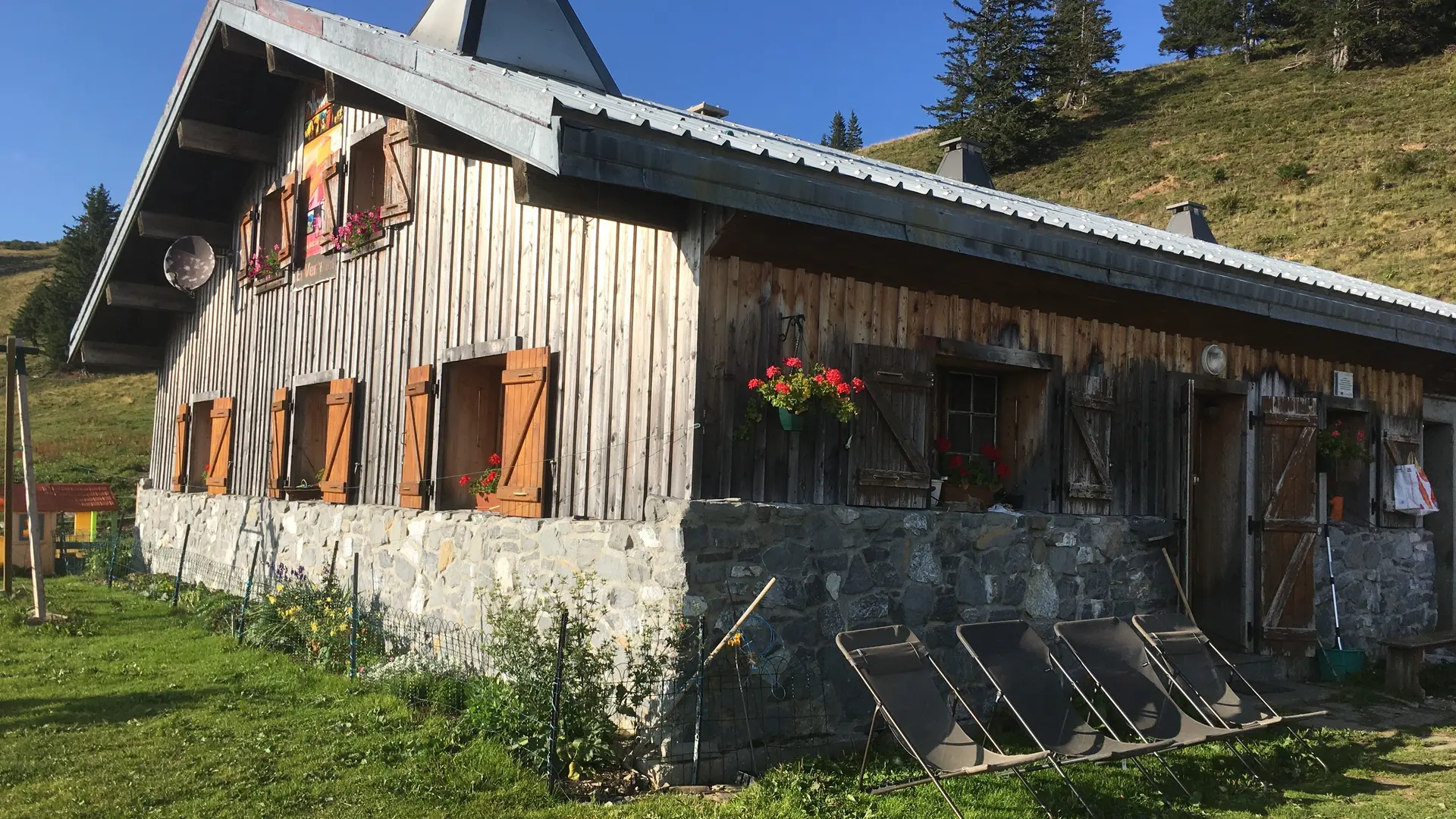 Le chalet avec chaises longues