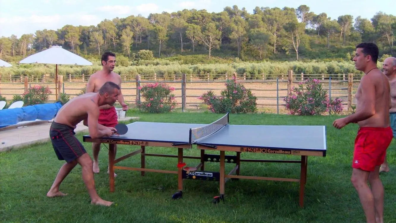 Partie de ping-pong à  la piscine