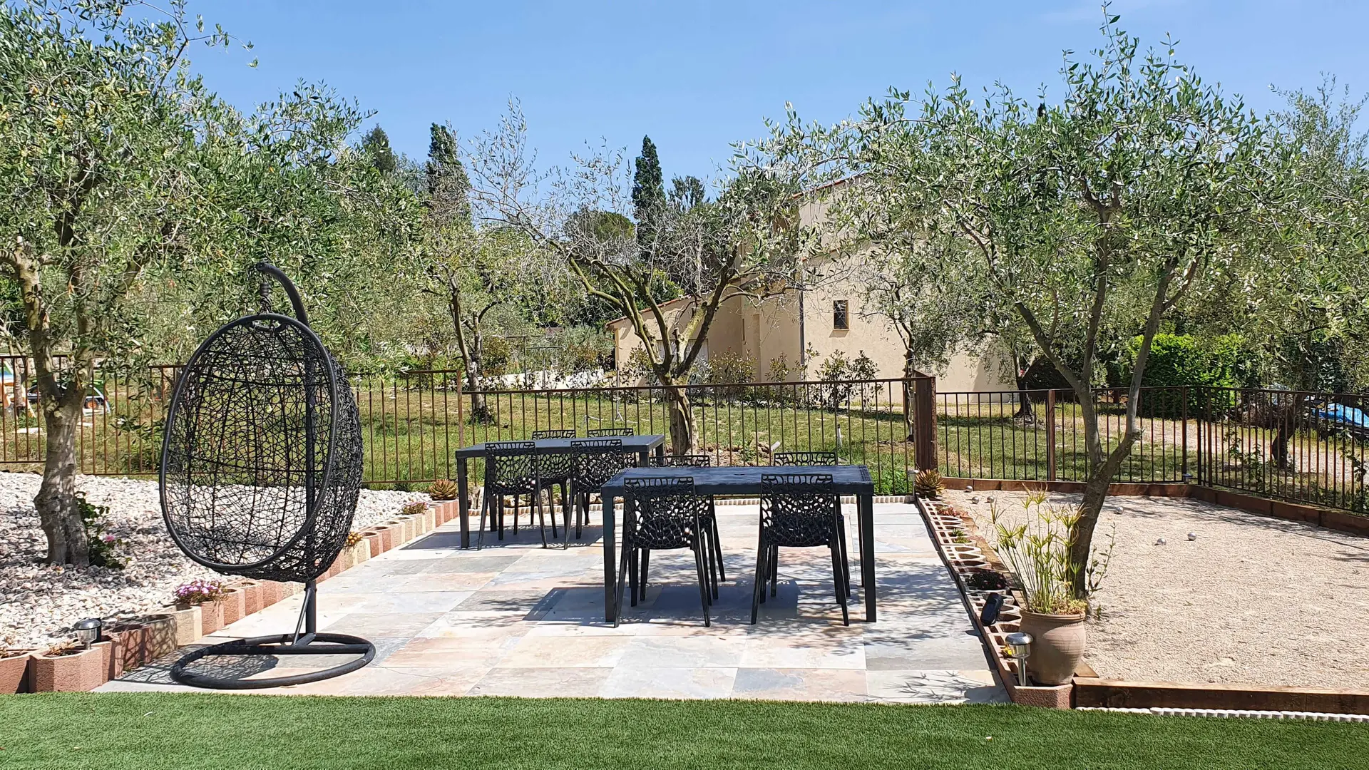 Espaces extérieurs communs aux deux Gîtes de la Bastide Centifolia à Grasse - Gîtes de France Alpes-Maritimes