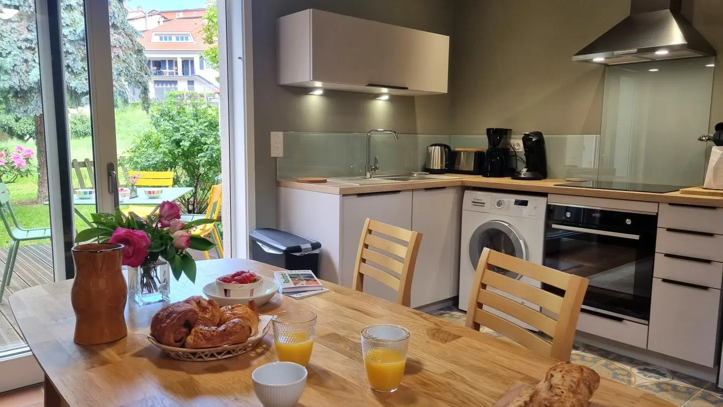 Pièce à vivre : cuisine ouverte sur l'espace repas.