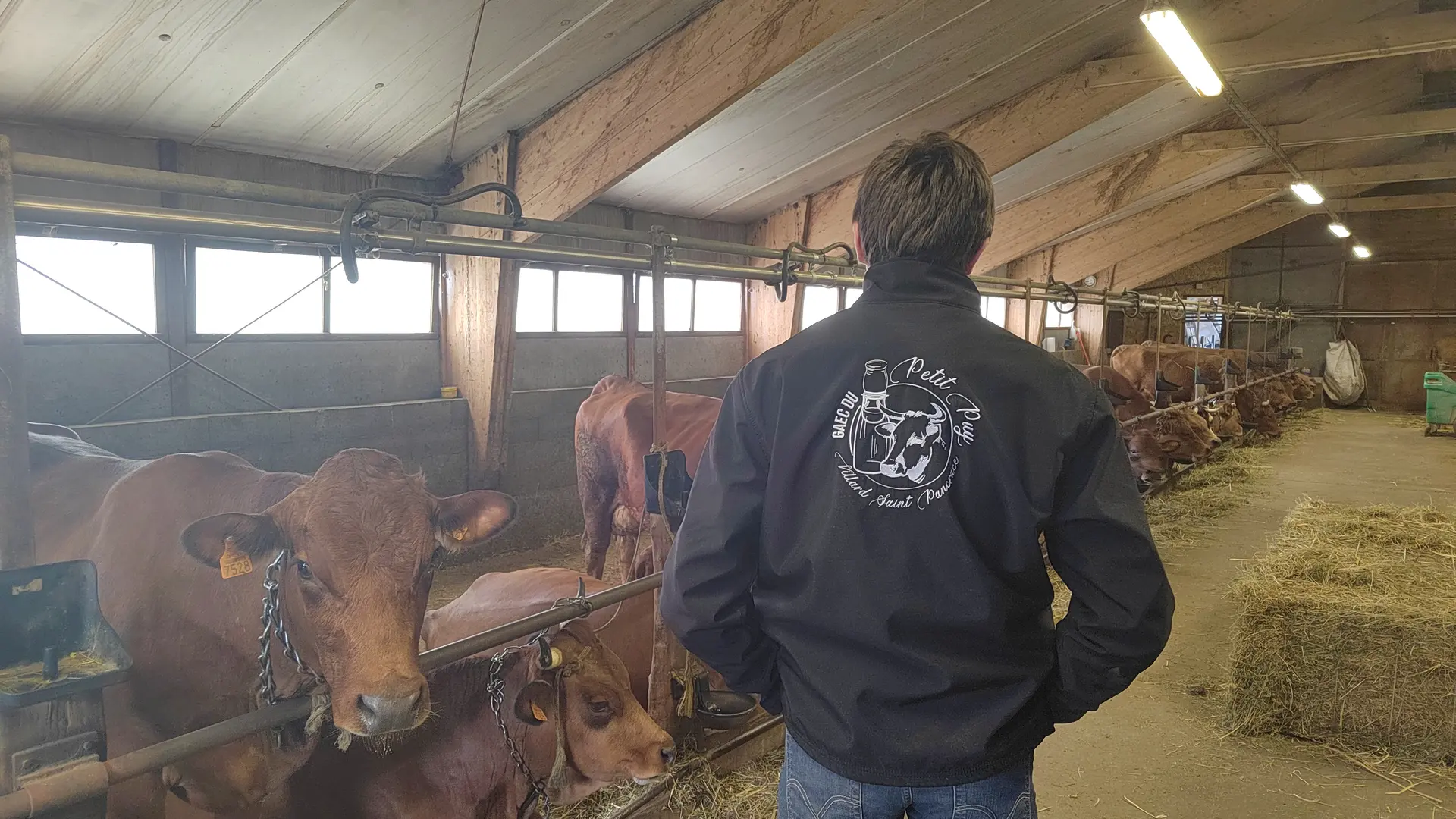 une partie de l'équipe du gaec du petit puy - villard saint pancrace