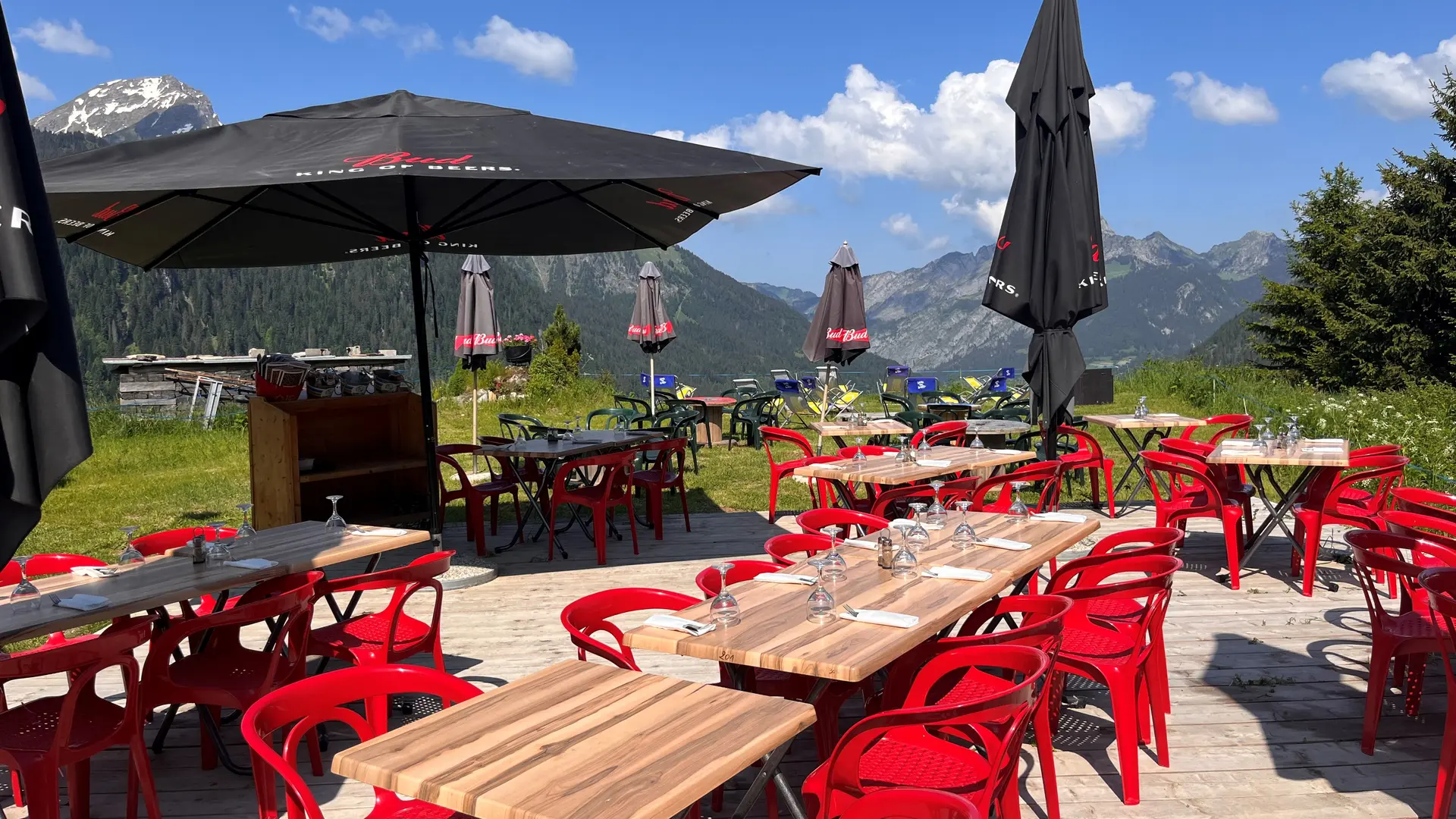 Terrasse avec vue panoramique sur les montagnes environnantes