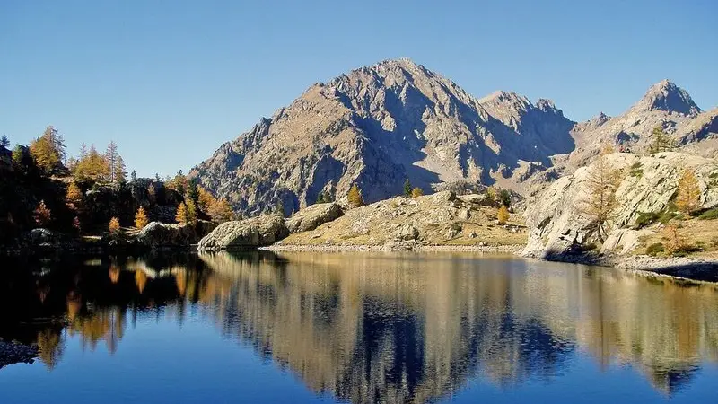 Reflets dans les eaux lisses du lac de Trécolpas. En arrière plan, au centre, la Cime du Pelago (2768 m).