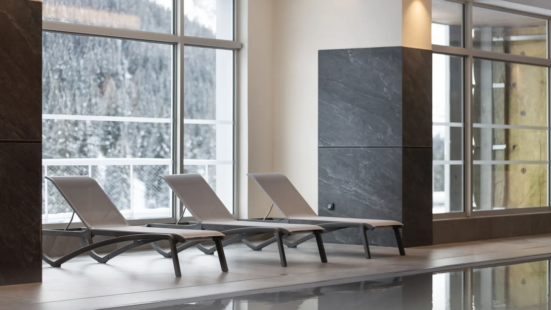 Chaises longues sur le rebord de la piscine