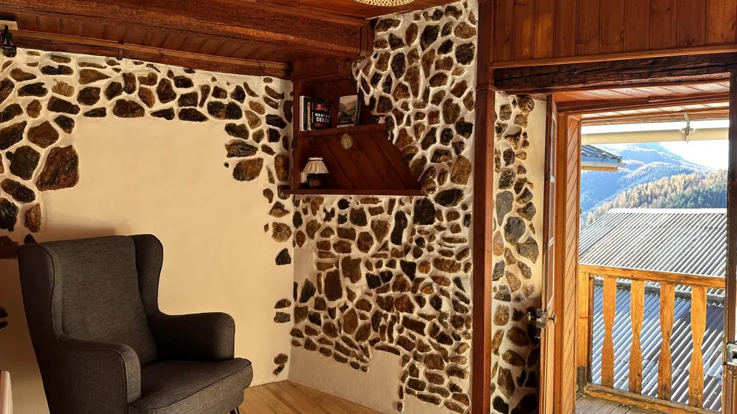 Coin lecture chambre Lou Castelet Beuil Gîtes de France Alpes-Maritimes