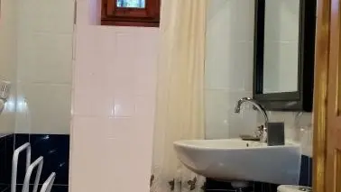 Salle d'eau située au 1er étage avec douche lavabo WC