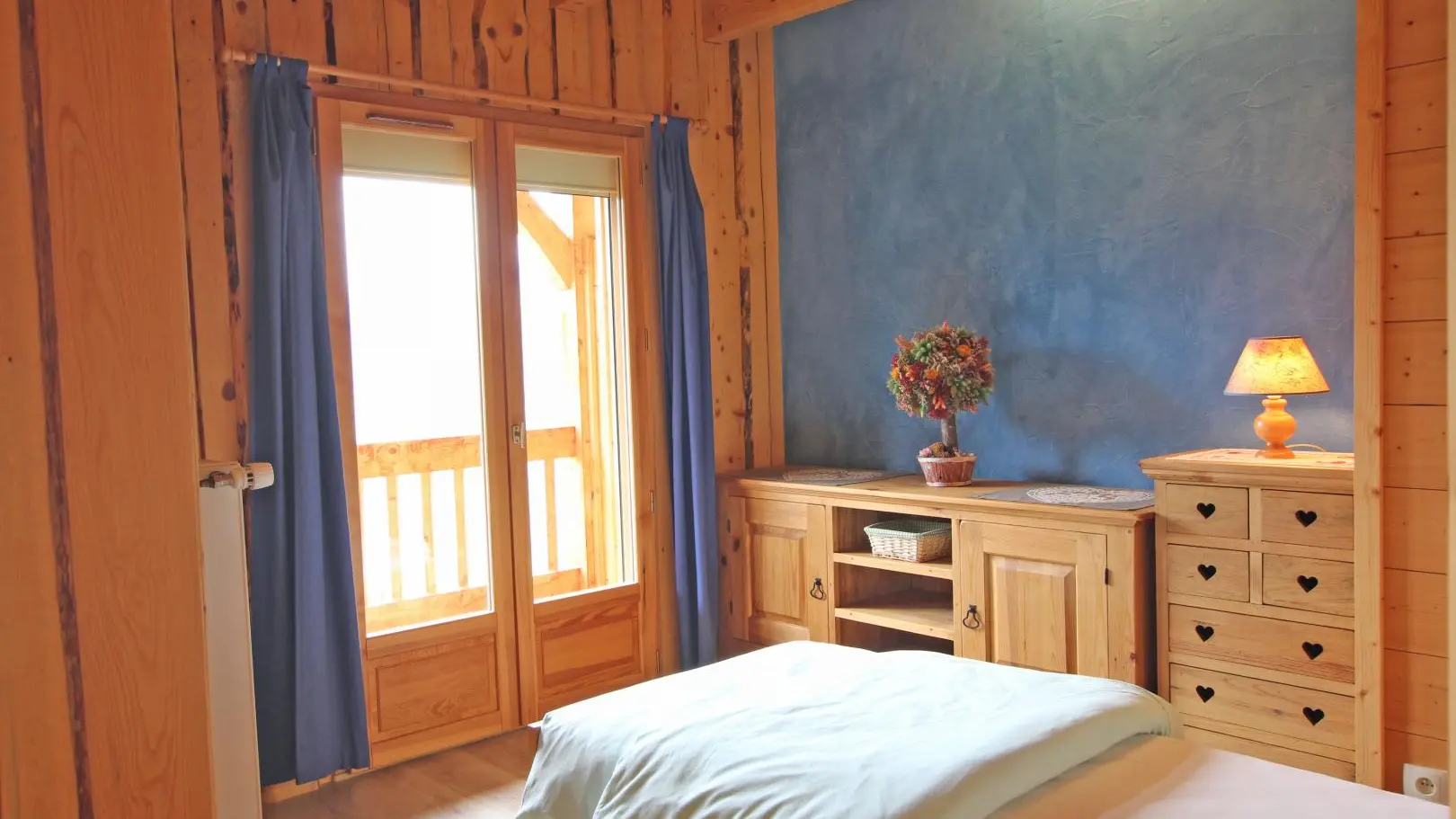 Etage Duplex chambre 1 : 1 lit de 140 et 1 lit de 90, accès balcon sud