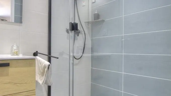 Salle d'eau avec grand receveur.