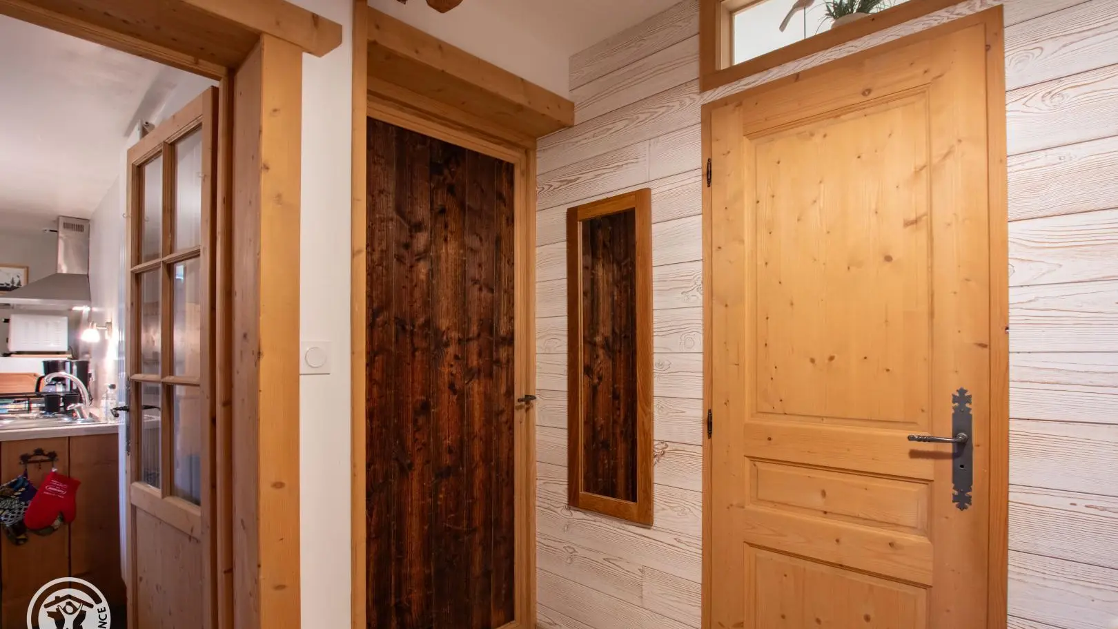 Dégagement avec accès salle d'eau (et porte foncée condamnée)