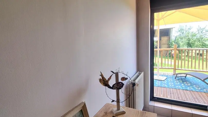 Chambre 1 avec un lit 160 avec accès direct sur le balcon.