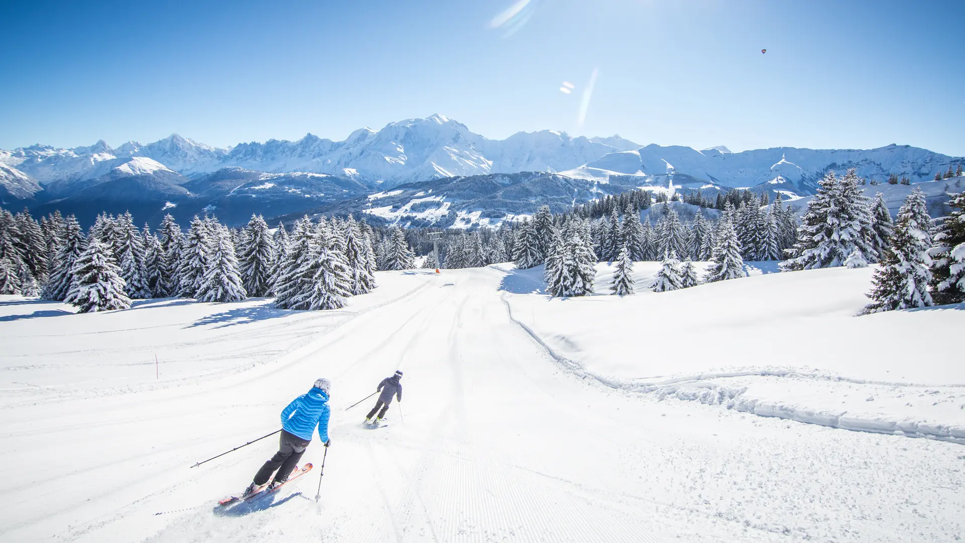 Ski de piste sur une belle bleue à Combloux surplombant la vallée