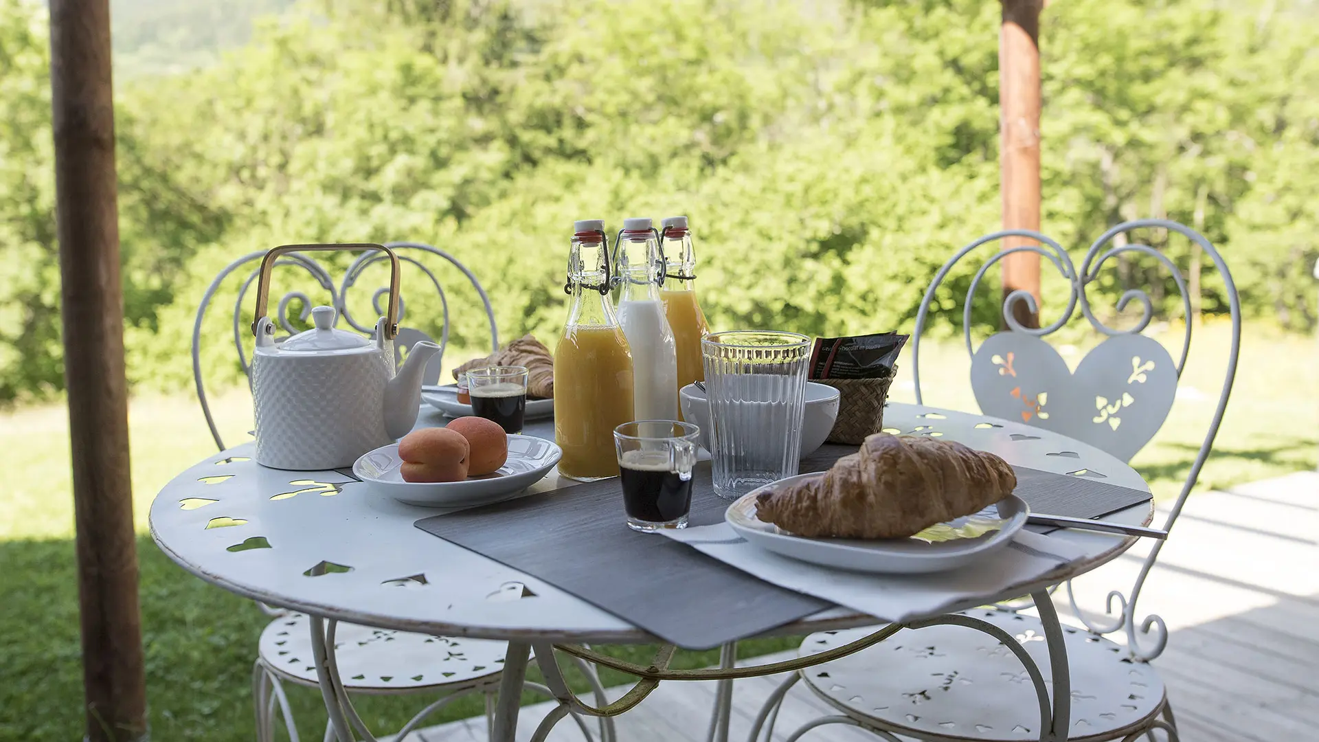 Petit déjeuner sur la terrasse