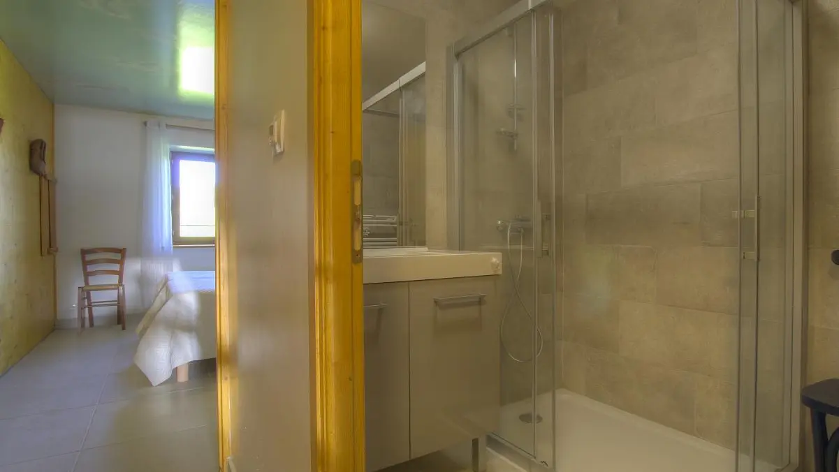 Salle d'eau avec vue sur la chambre située au rdc.