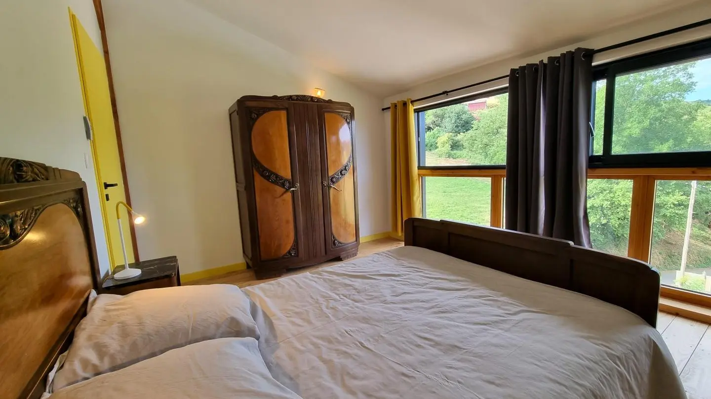 Chambre avec lit 140x190cm.