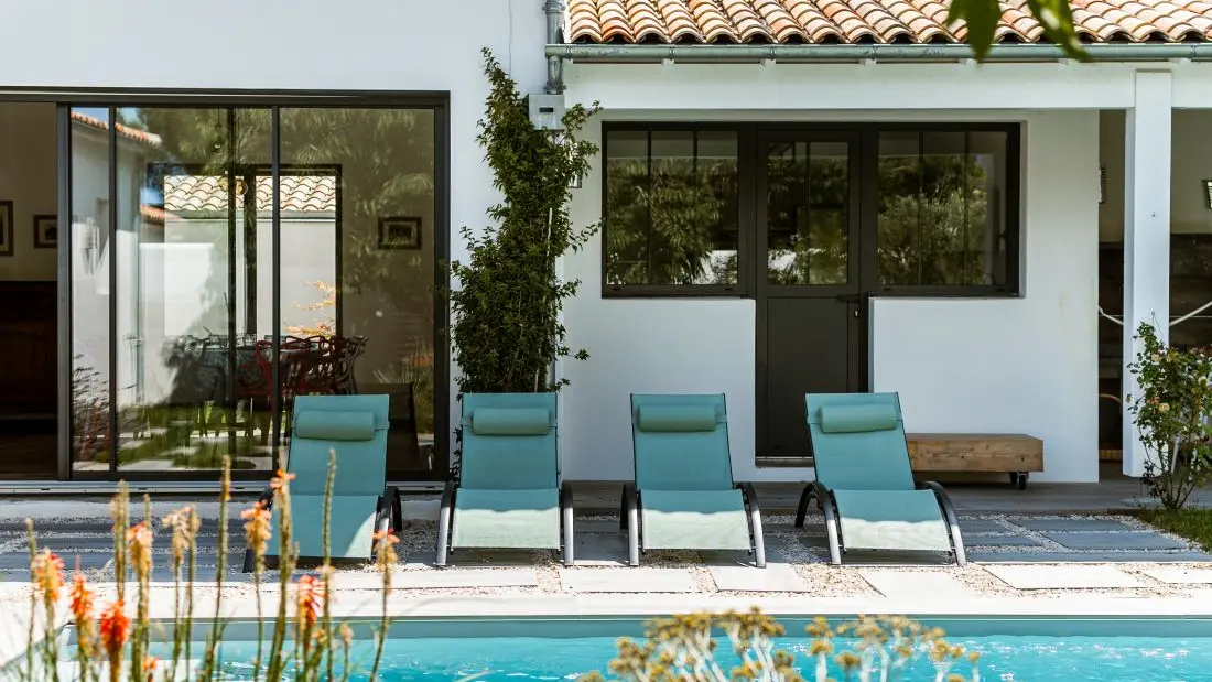 Transat devant la piscine