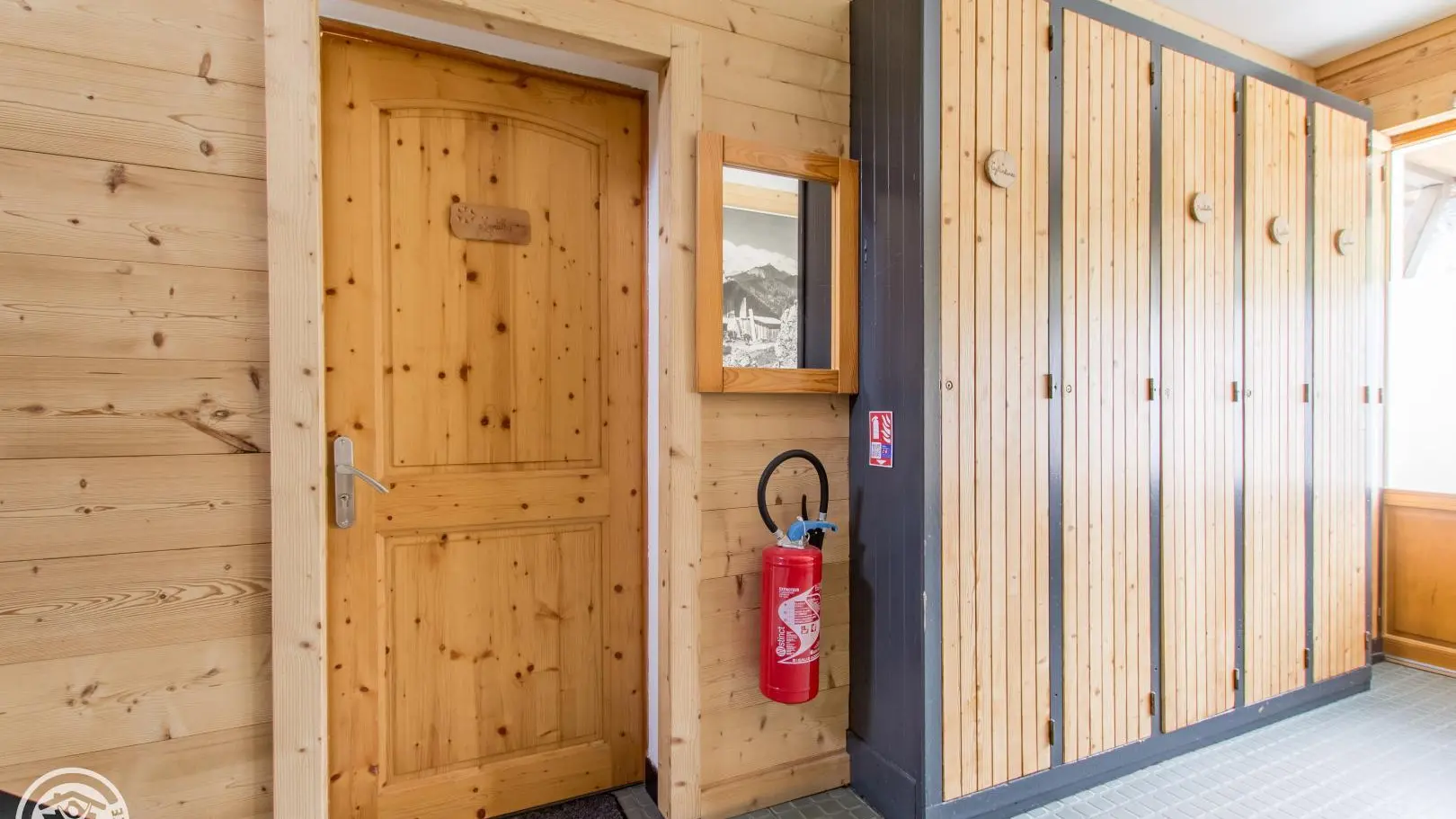 Entrée du studio Myrtilles depuis le hall de la résidence