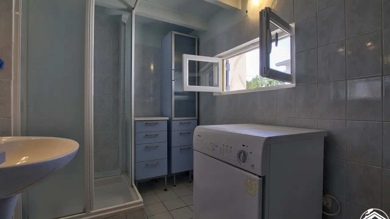 Située au RDC, cette salle d'eau avec WC.