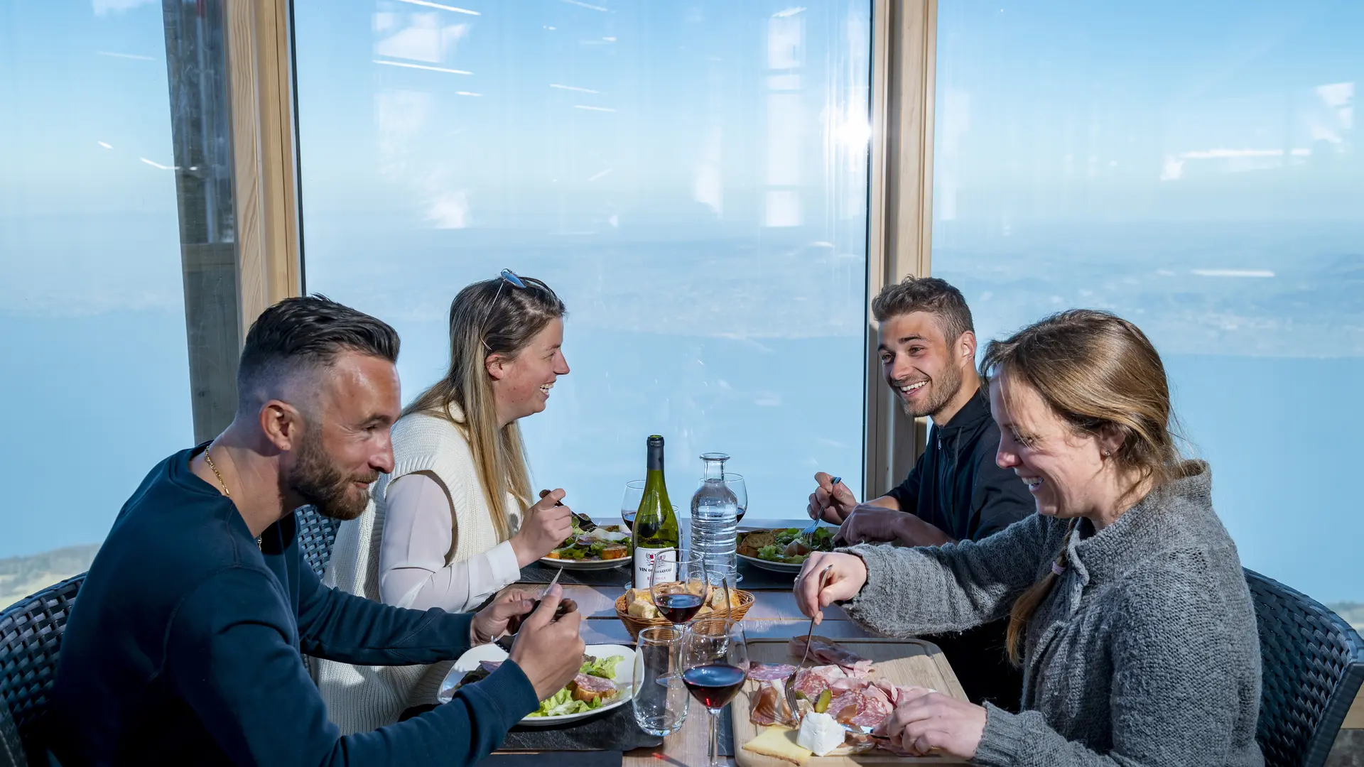 Vue panoramique sur le Léman depuis la salle du bistronomique.