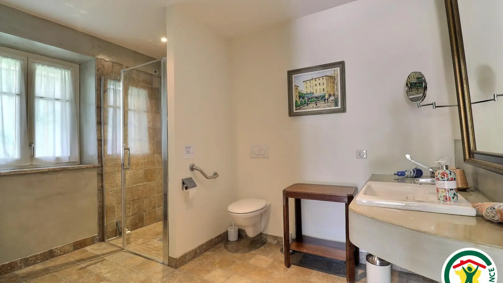 Salle d'eau adaptée PMR avec douche italienne, wc avec barre d'appui, lavabo