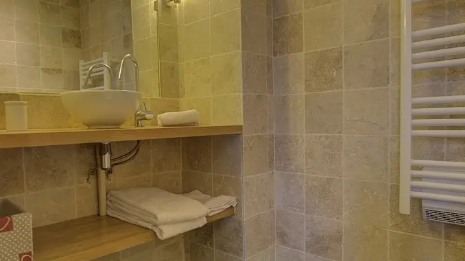Salle d'eau de la chambre Cécile