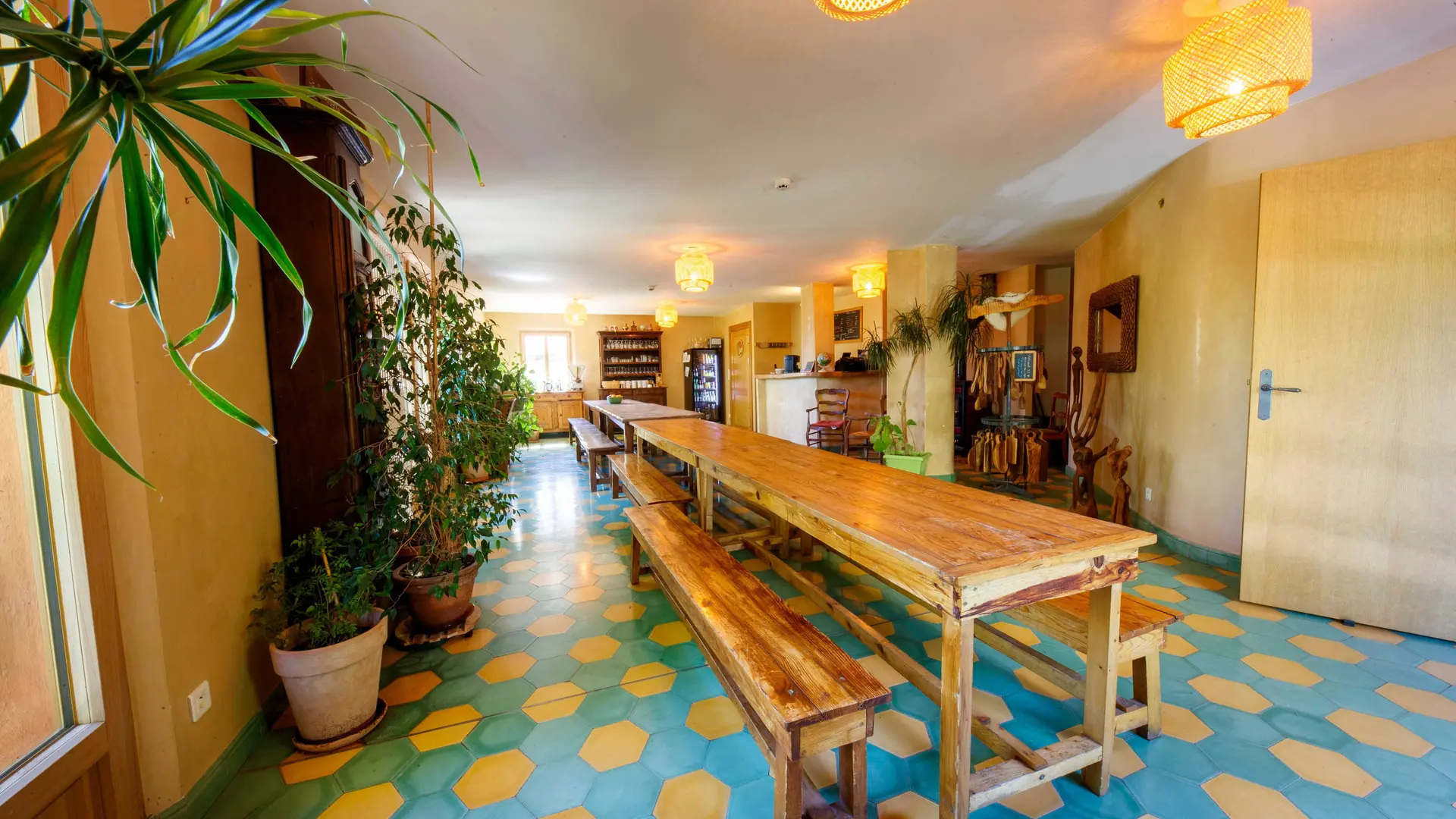 Table de la salle à manger de l'Ecogite de Villeplane dans la réserve naturelle des gorges de Daluis - Gîte d'Etape et de Groupe Alpes-Maritimes
