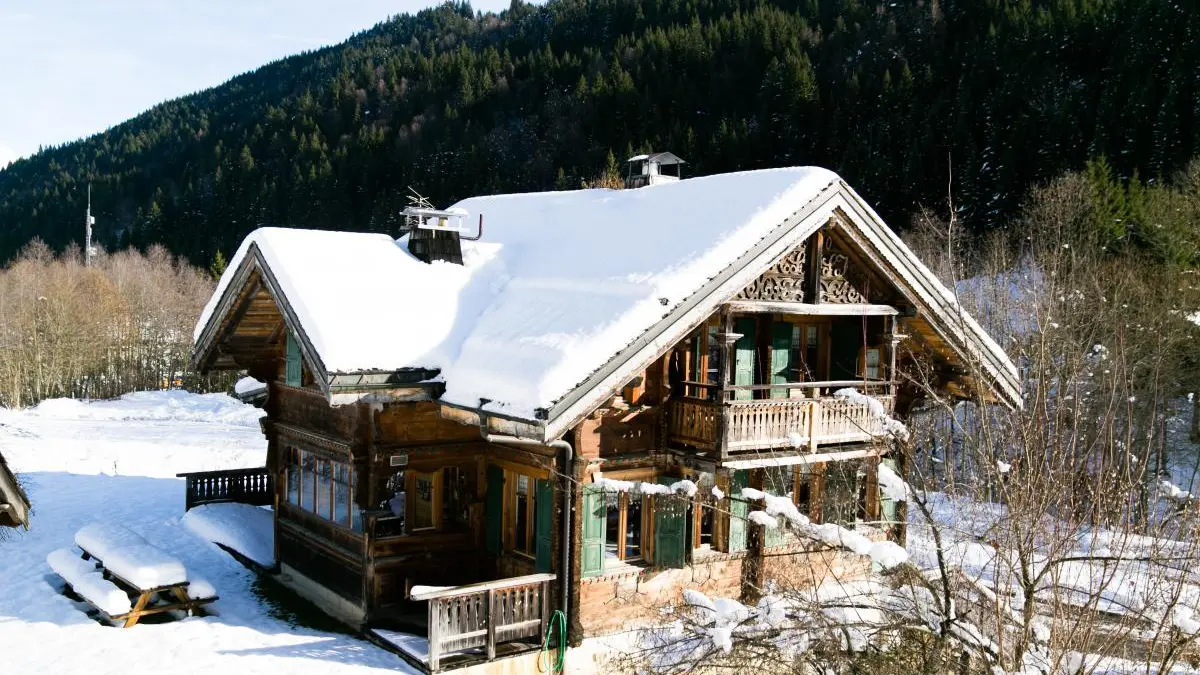 Le Vieux Chalet 
Grand Jardin attenant
Eté balançoire, toboggan, barbecue, ping pong...