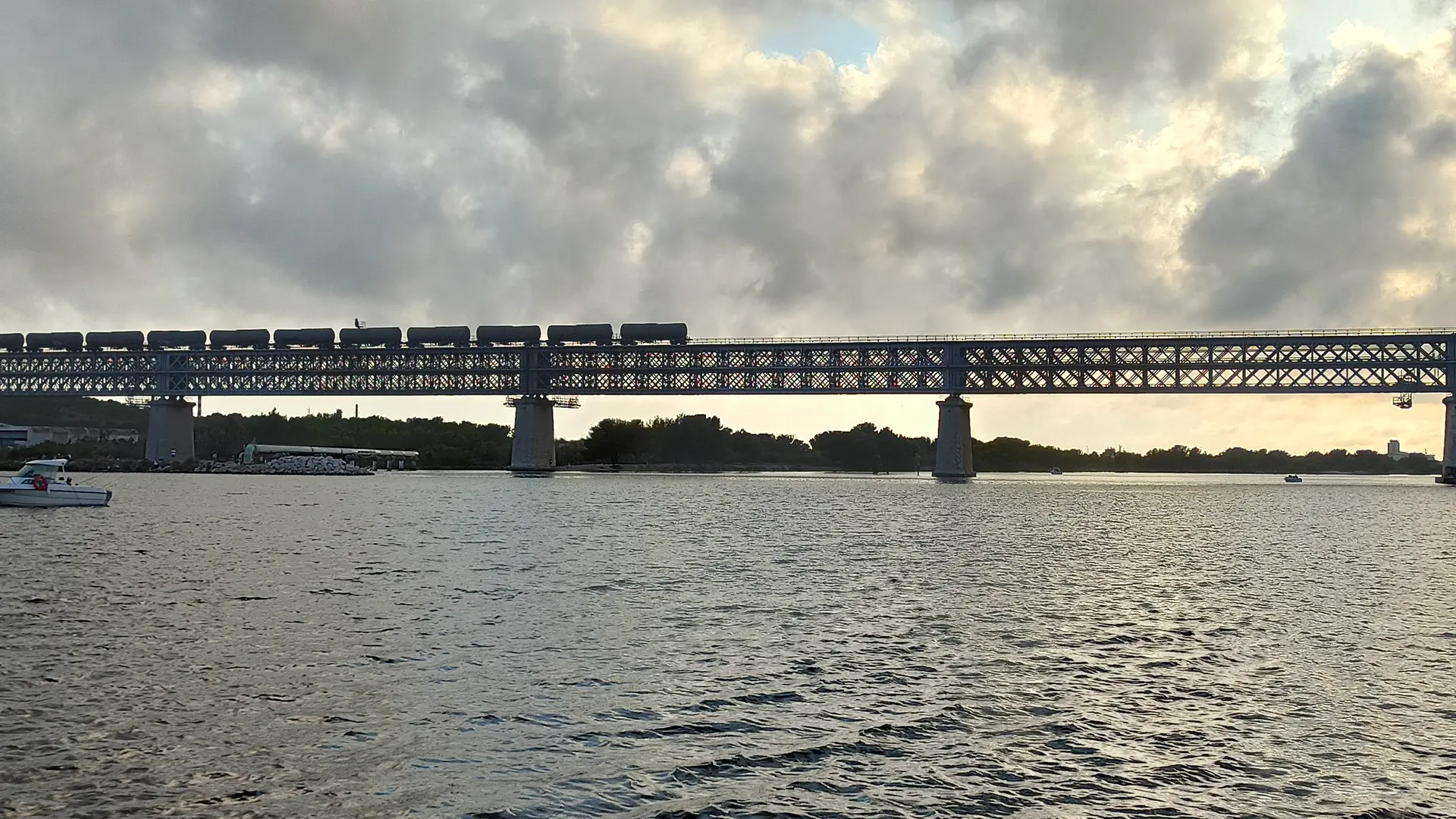 Train sur le viaduc