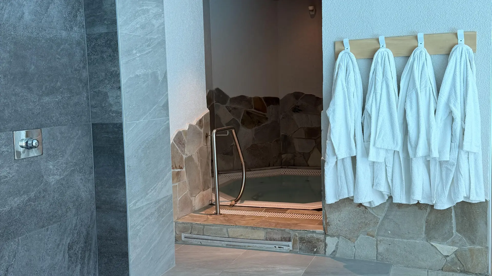 Zwembad- en spa-gedeelte van Hotel l'Ensoleillé