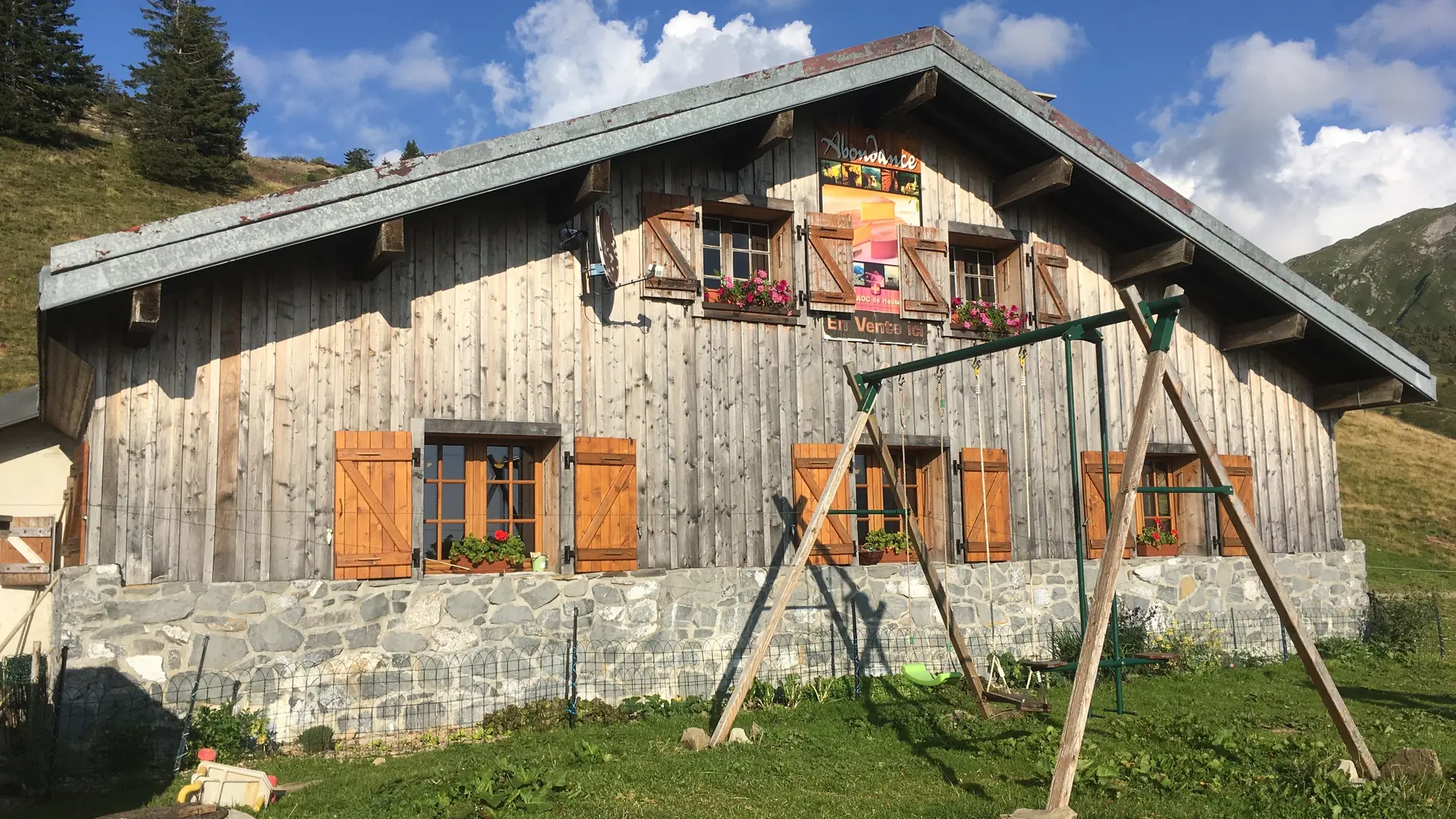Façade du chalet avec balançoire pour les enfants