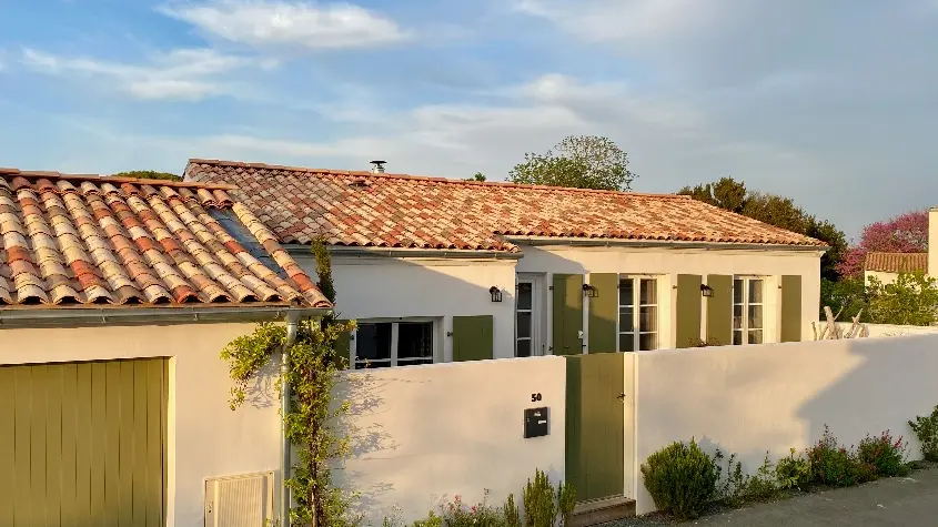 Fassade des Hauses von der Straße aus gesehen