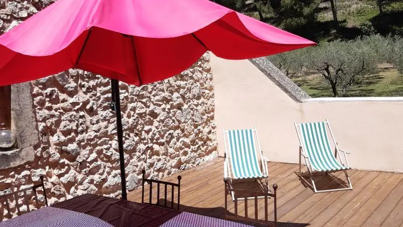 Terrasse avec vue sur les oliviers et la pinède