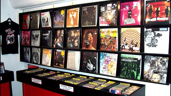 intérieur du commerce avec des vinyles