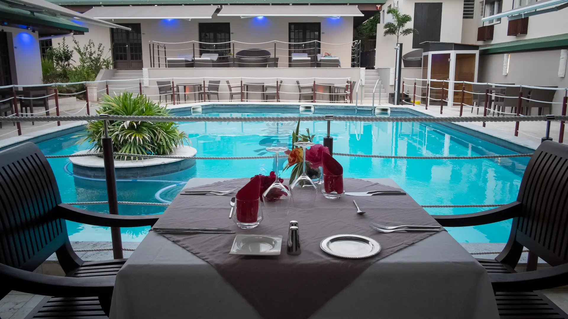 Hôtel Hibiscus, piscine, restaurant, koné