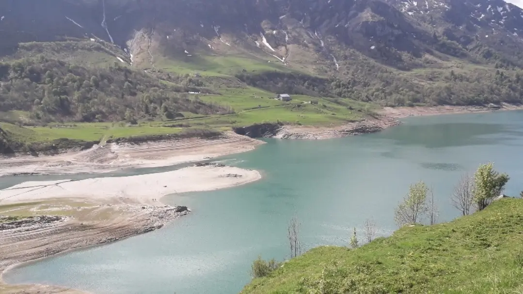 Lac et barrage en Savoie