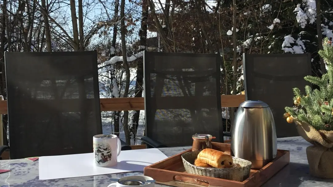 Soleil et neige pour un petit déjeuner bercé par le murmure du ruisseau.