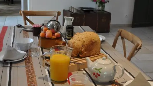 Petits-déjeuners savoureux avec confitures, brioches et yaourts faits-maison