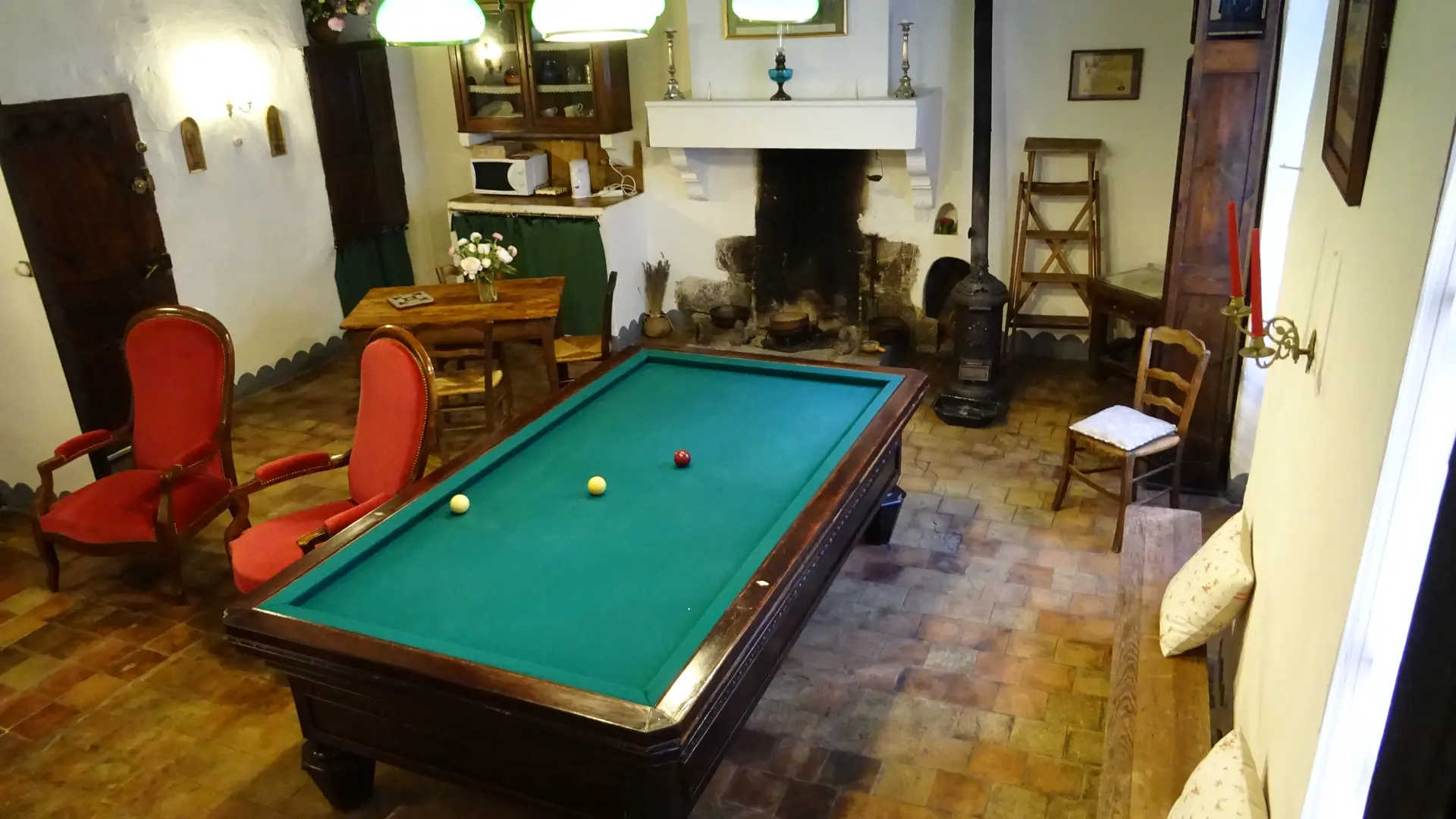 Le salon et son billard