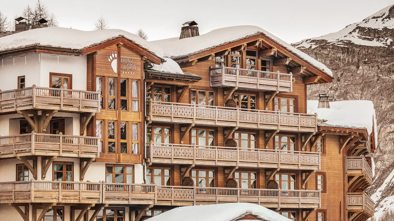 Façade extérieure en hiver - L'hôtel des Barmes de l'Ours Relais & Châteaux Val d'Isère