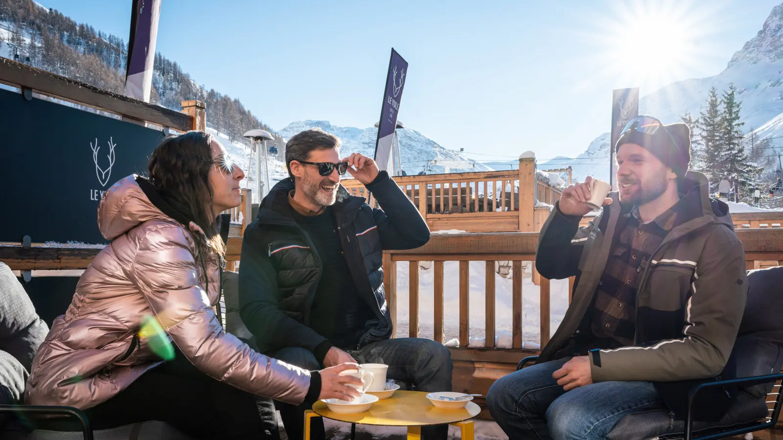 Moment convivial au restaurant entre amis_Le Solstice