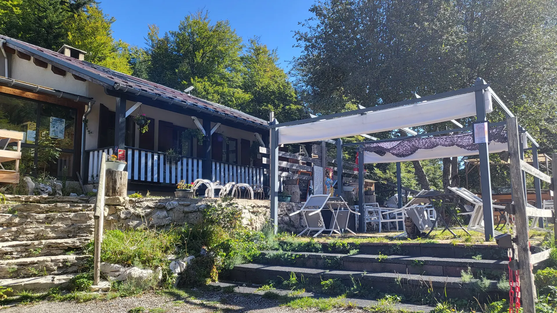 Terrasse et auberge