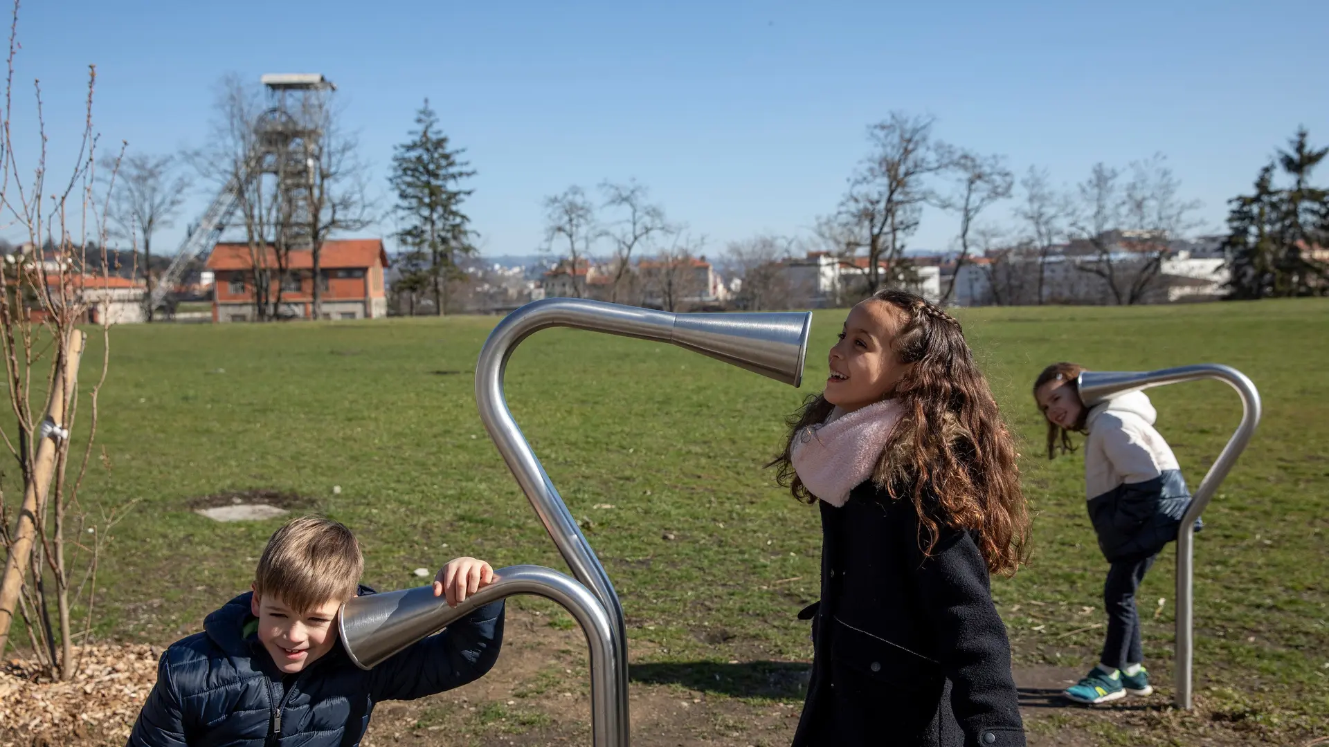 Enfants en train de s'amuser avec les modules de la Zone Sonore