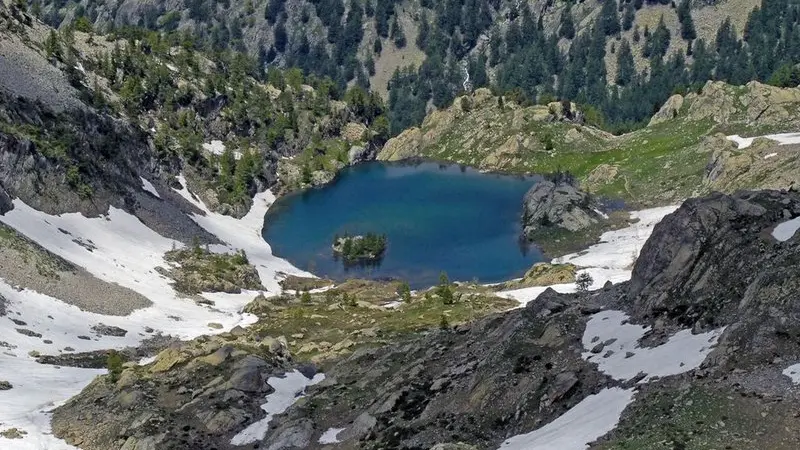 En descendant du pas des Ladres, le lac de Trecolpas, (2150 m), vallon du haut Boréon.