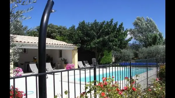 PISCINE COMMUNE AVEC PROPRIETAIRE ET AUTRE GITE